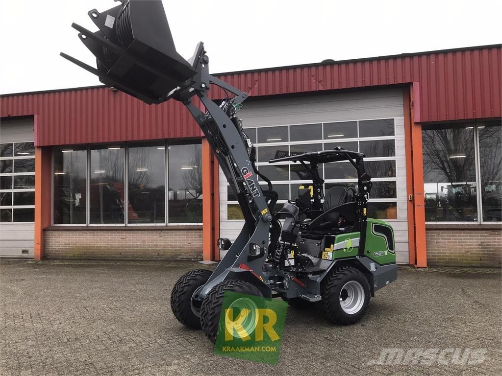 GiANT G2700E 前端裝載機和挖掘機