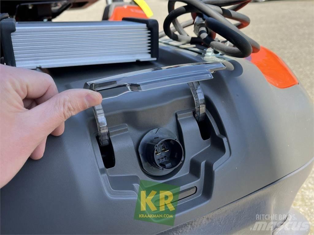 Husqvarna R200iX 騎乘式割草機