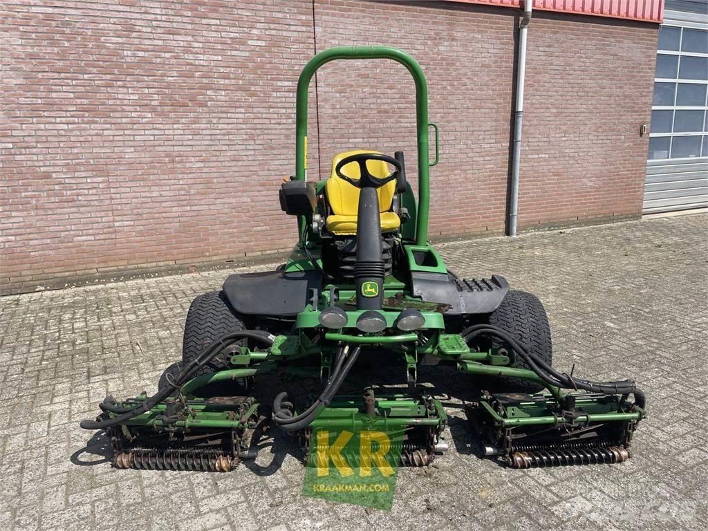 John Deere 8700A 果嶺割草機