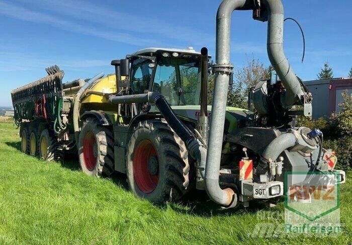 CLAAS XERION 3800 TRAC 肥料撒布機