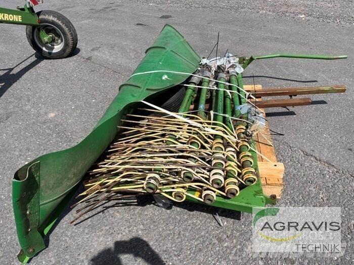 Krone SWADRO 810 耙與翻草機