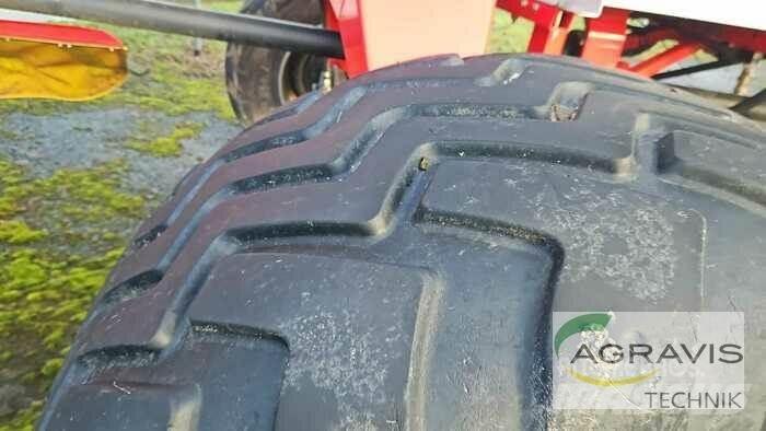 Pöttinger TOP 1252 C 耙與翻草機
