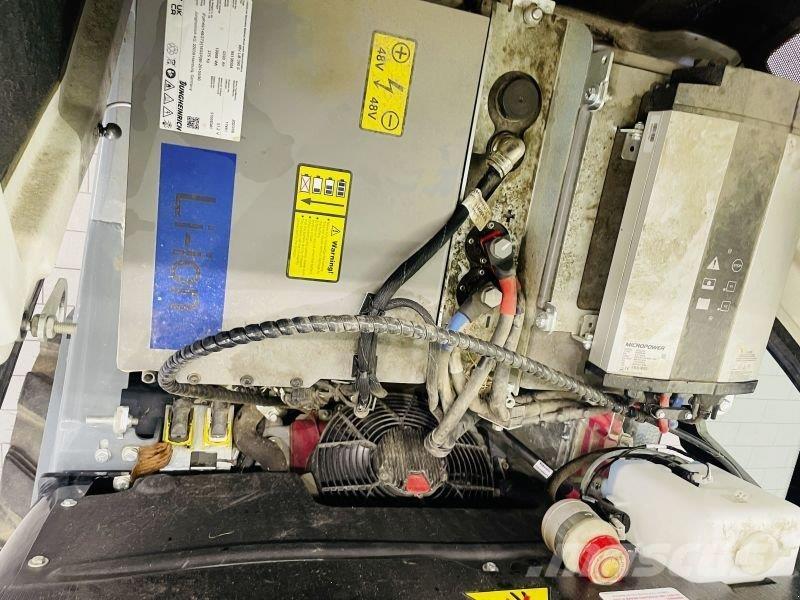 GiANT G2700E 滑移轉向裝載機