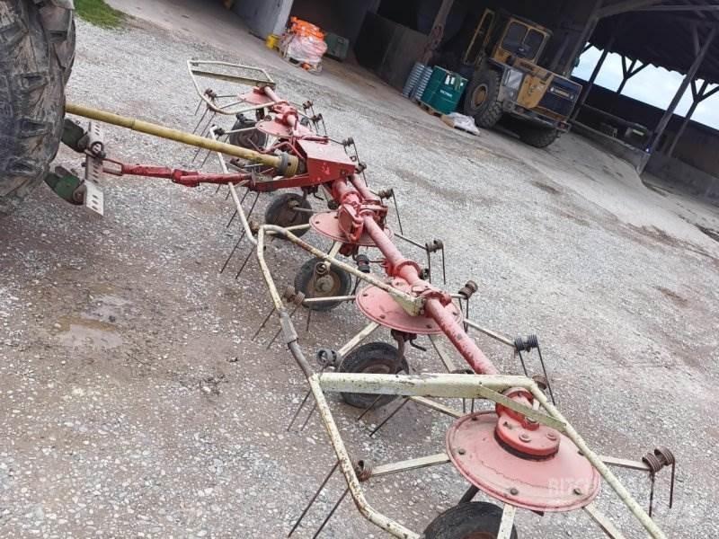 Kuhn GF 671 耙與翻草機