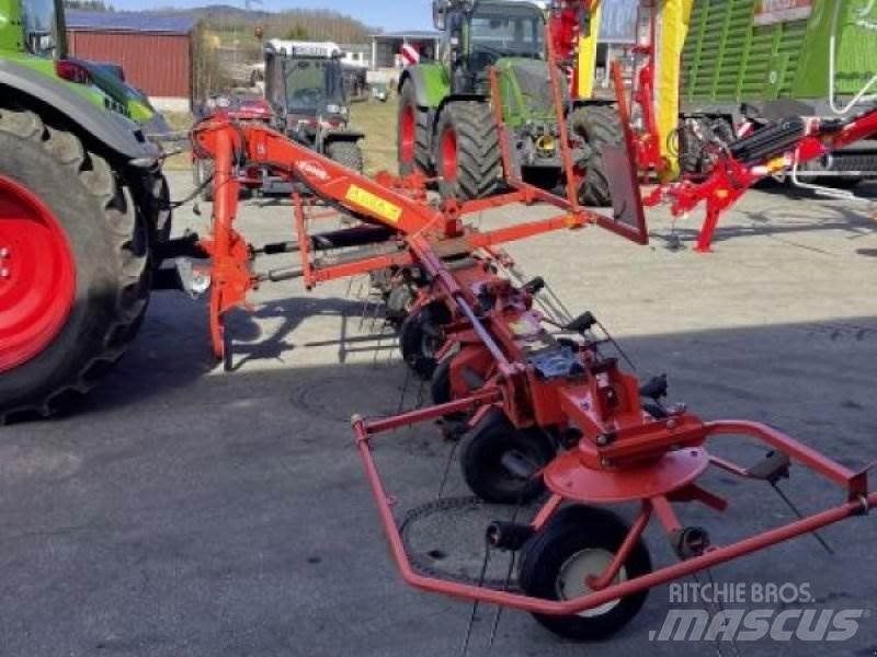 Kuhn GF 7702 耙與翻草機