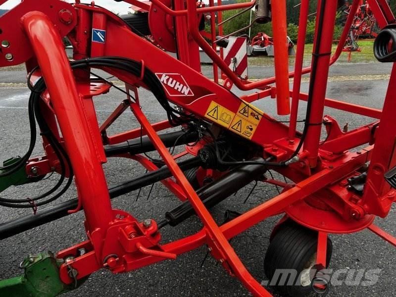 Kuhn GF 8702 耙與翻草機