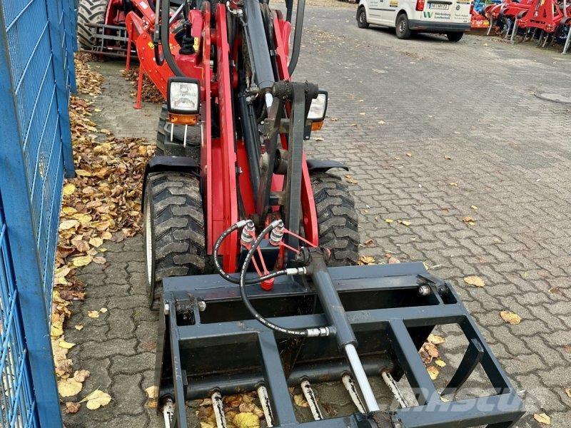 Schäffer 2028 前端裝載機和挖掘機