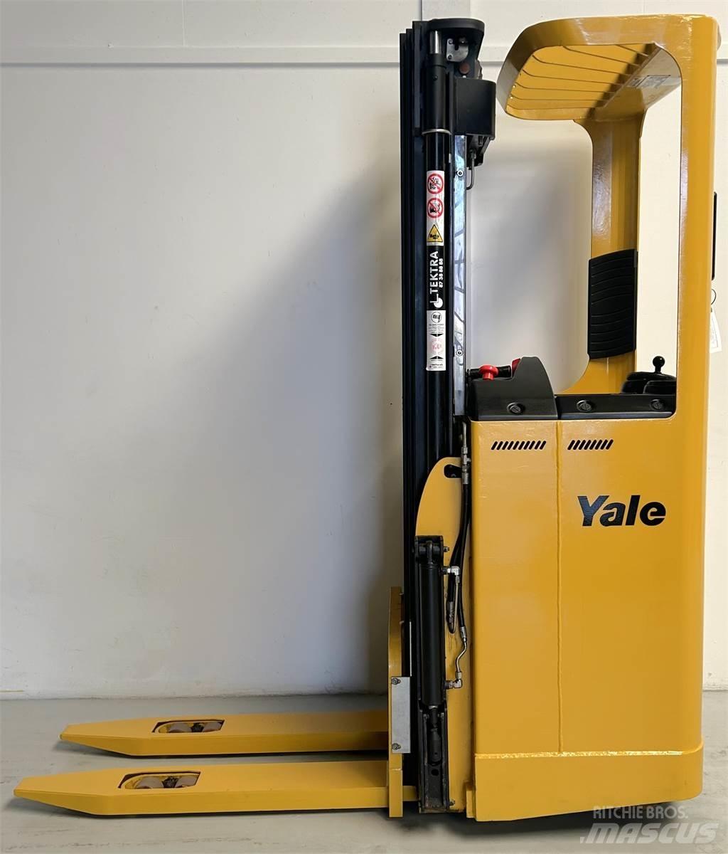 Yale SMS12S 自走式堆積機