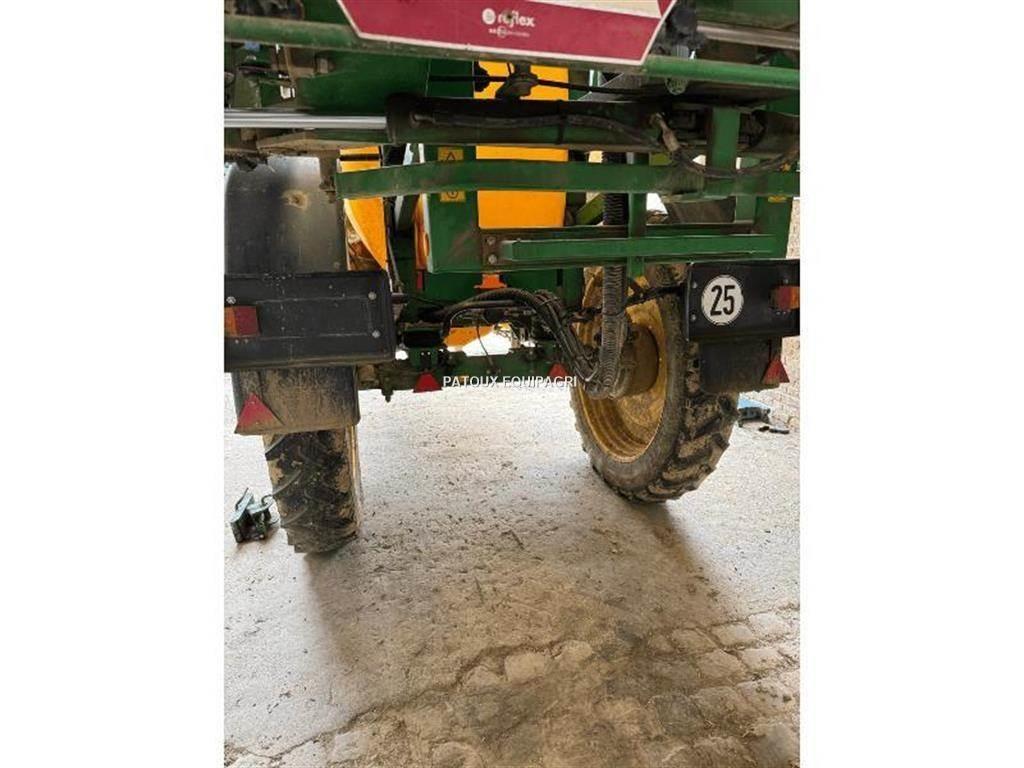 John Deere 832I 牽引式噴霧機