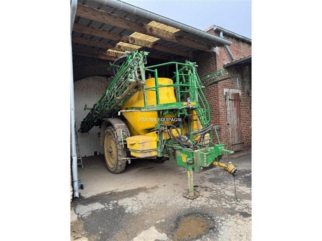 John Deere 832I 牽引式噴霧機