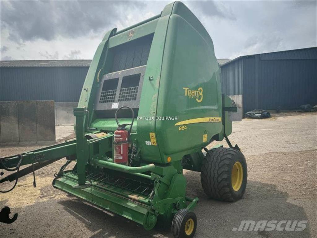 John Deere 864 圓型牧草打包機