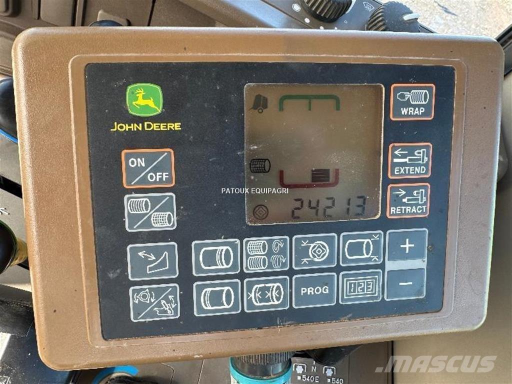 John Deere 864 圓型牧草打包機