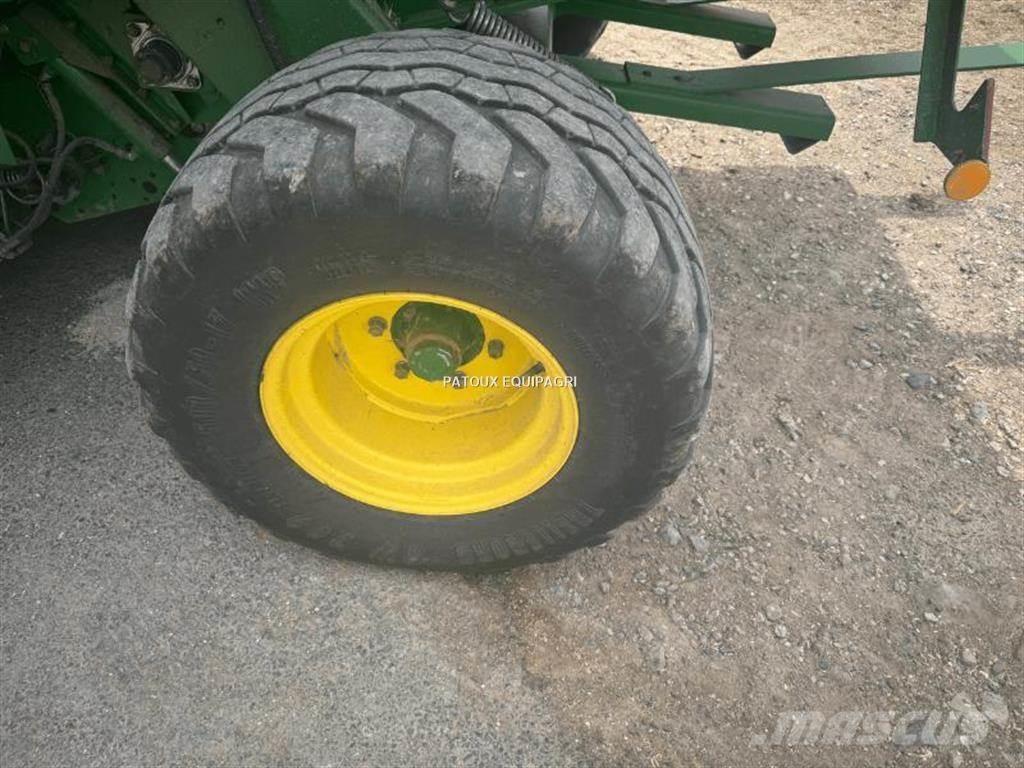 John Deere 864 圓型牧草打包機