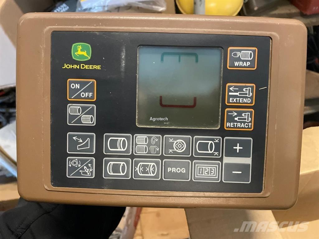 John Deere V451M 圓型牧草打包機