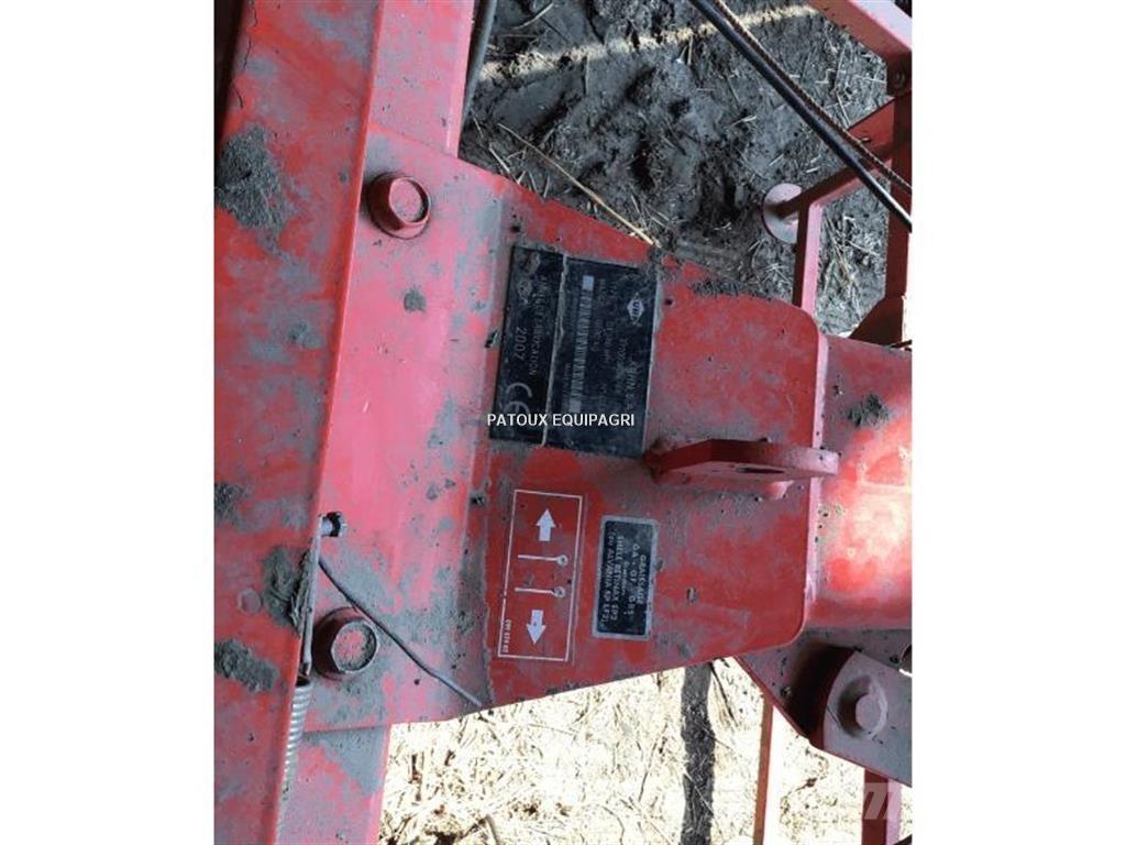 Kuhn GF5801 耙與翻草機