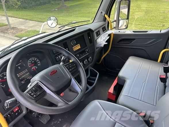 Peterbilt 536 貨箱式卡車