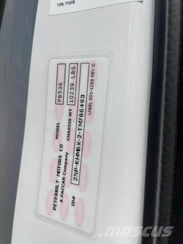 Peterbilt 536 貨箱式卡車