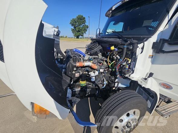 Peterbilt 536 平板式/側卸式卡車