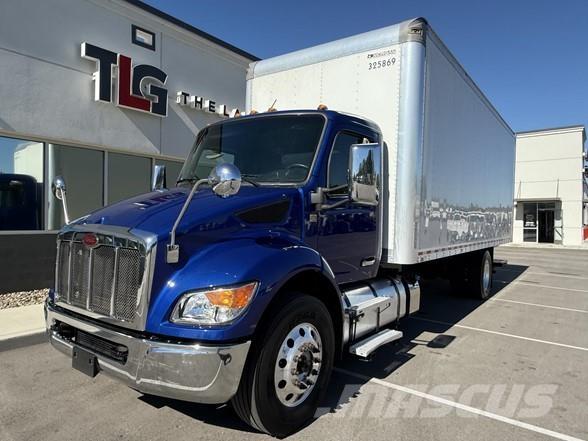 Peterbilt 537 貨箱式卡車