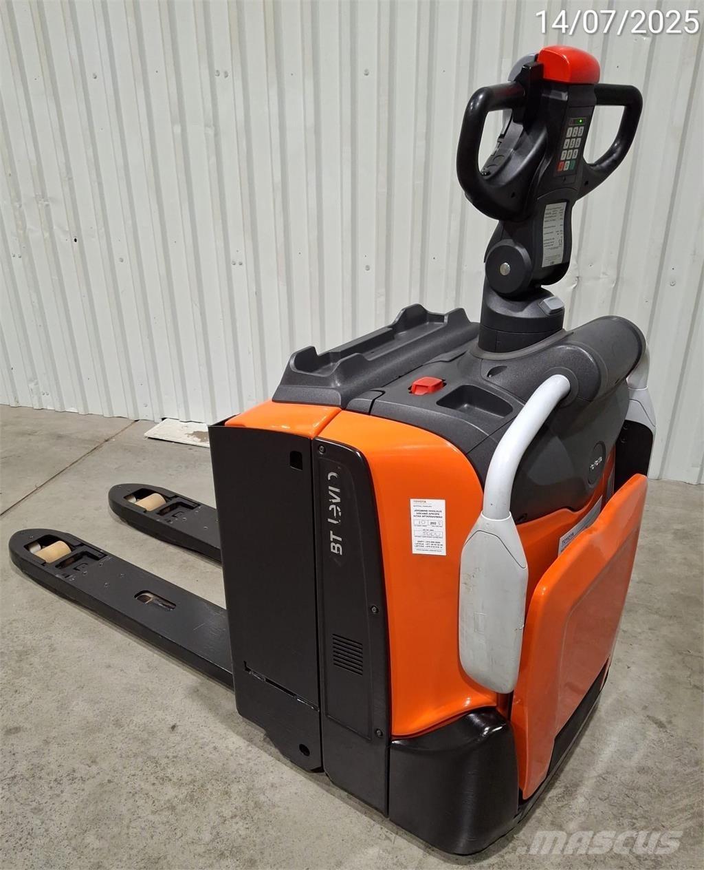 BT LPE200/8 手拉式油壓拖板車