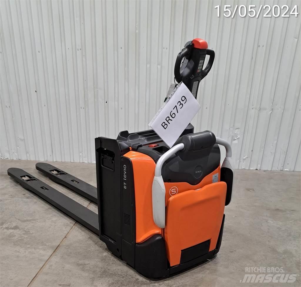BT LPE200/8 手拉式油壓拖板車