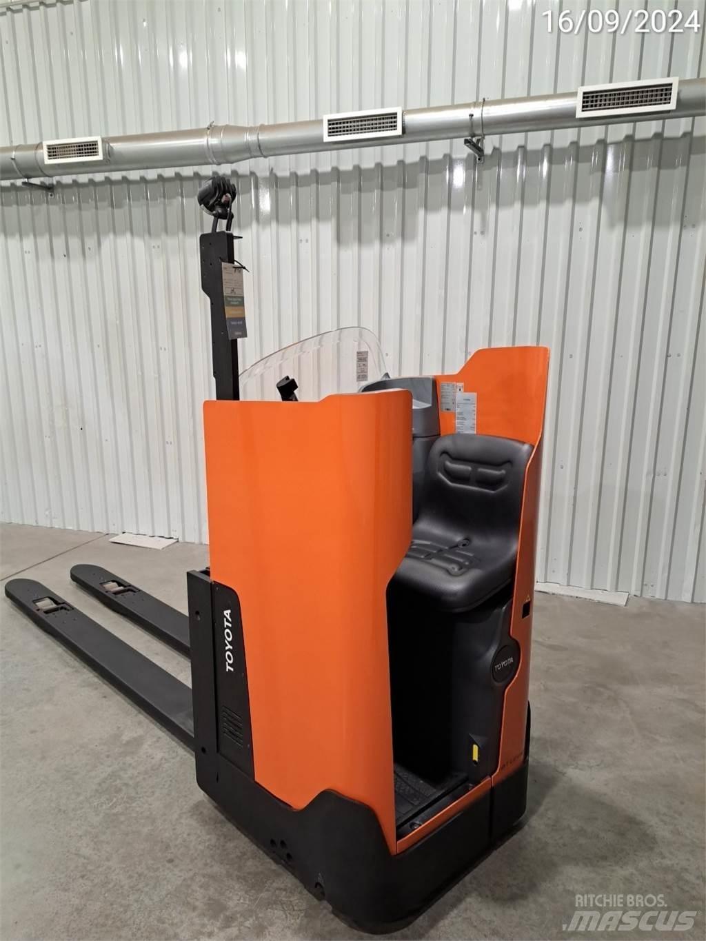 BT LSI200 手拉式油壓拖板車