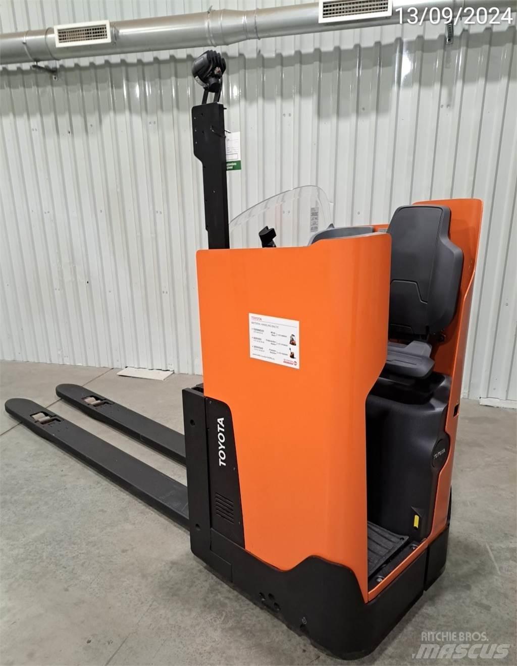 BT LSI200 手拉式油壓拖板車