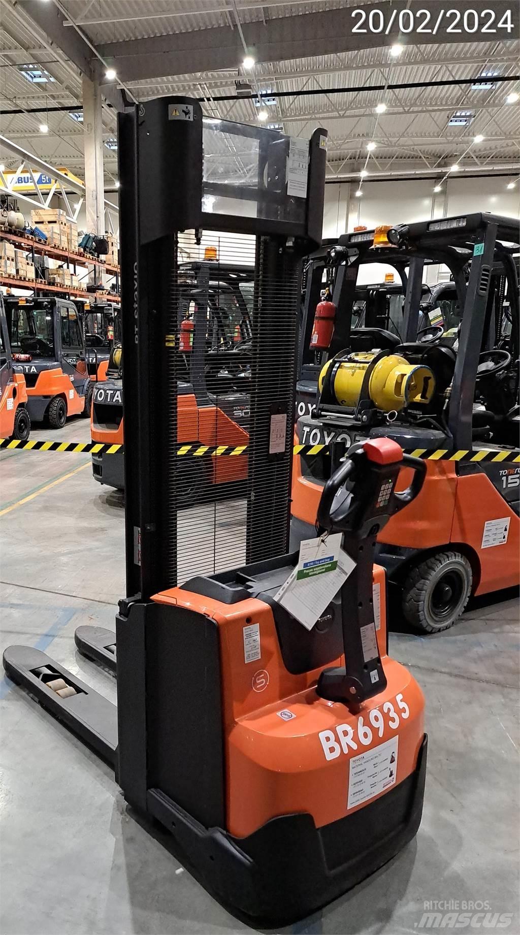 BT SWE100 行走控制式堆積機