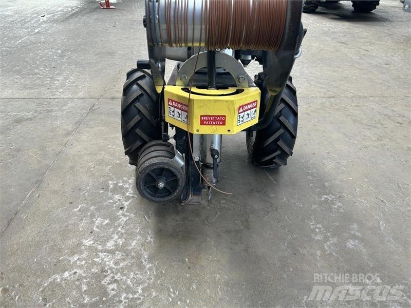  - - - 小型曳引機