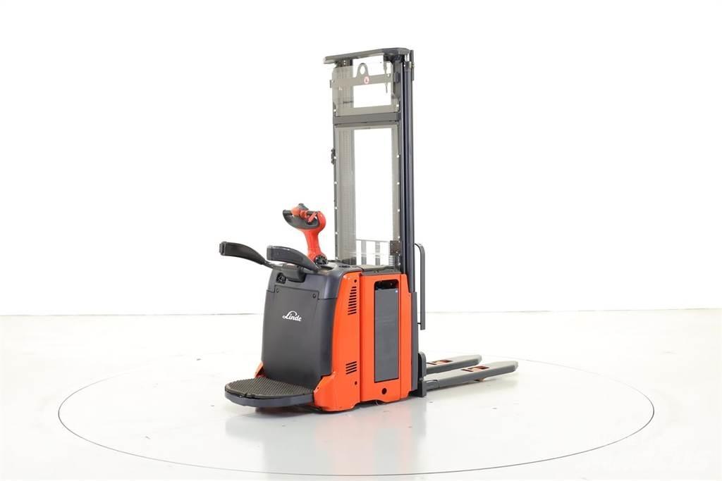 Linde L12AP 自走式堆積機