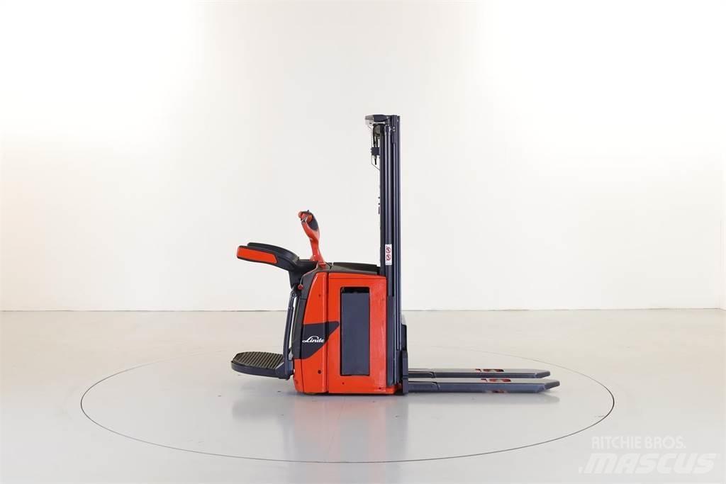 Linde L16 AP 自走式堆積機