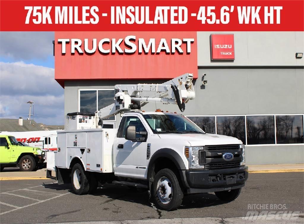 Ford F550 卡車裝載高空作業車