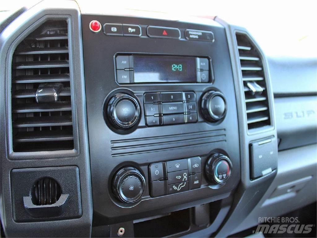 Ford F550 卡車裝載高空作業車
