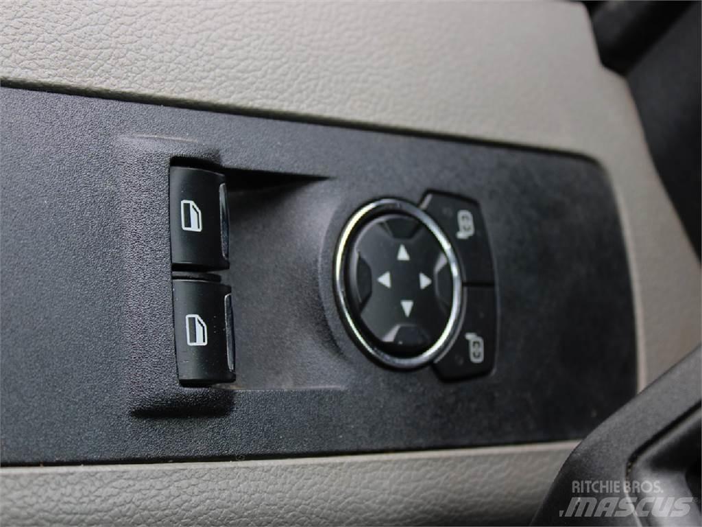 Ford F550 卡車裝載高空作業車