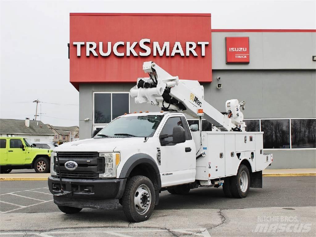 Ford F550 卡車裝載高空作業車