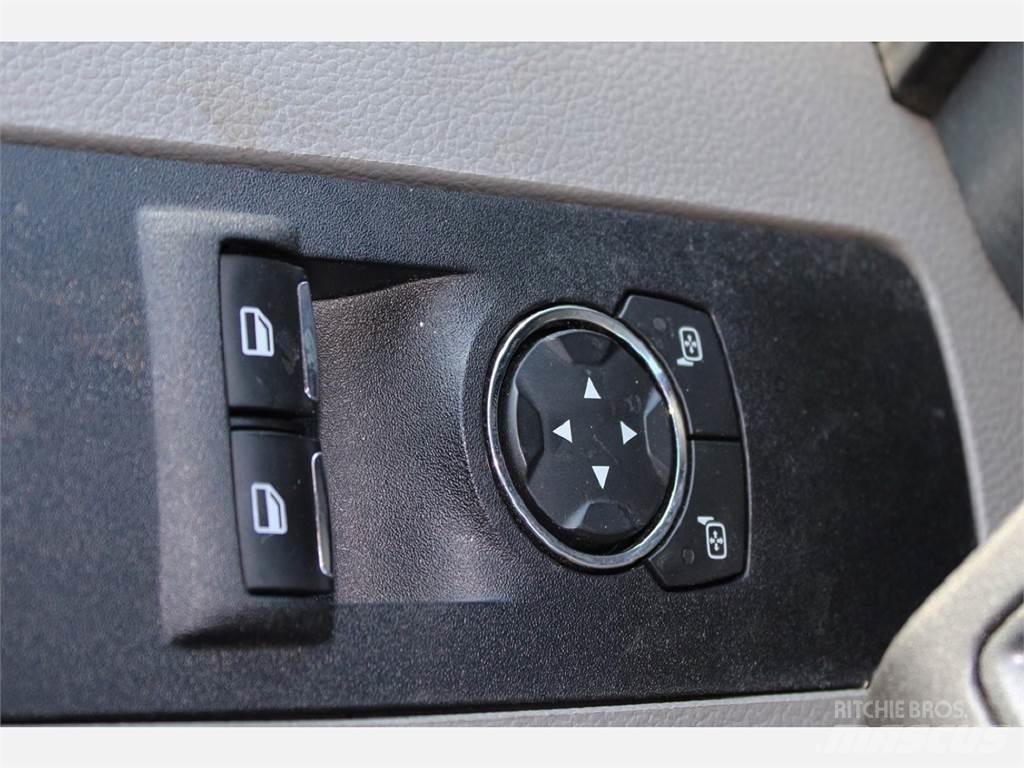 Ford F550 卡車裝載高空作業車