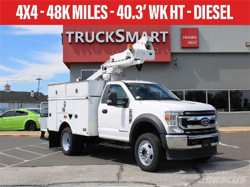 Ford F550 卡車裝載高空作業車