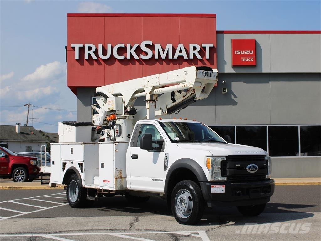 Ford F550 卡車裝載高空作業車