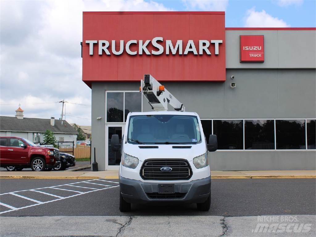 Ford Transit 卡車裝載高空作業車