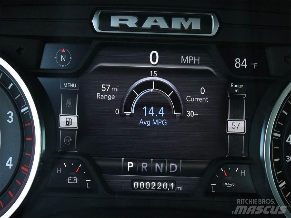 RAM 5500 平板式/側卸式卡車