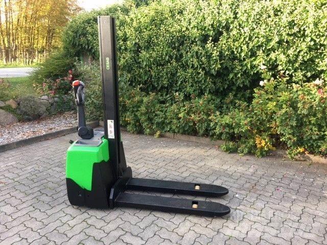 Cesab S110 行走控制式堆積機