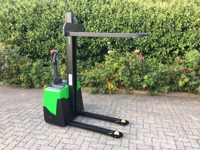 Cesab S110 行走控制式堆積機