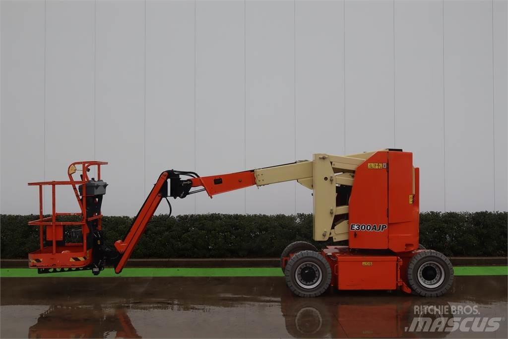 JLG E300AJP 曲臂高空作業車