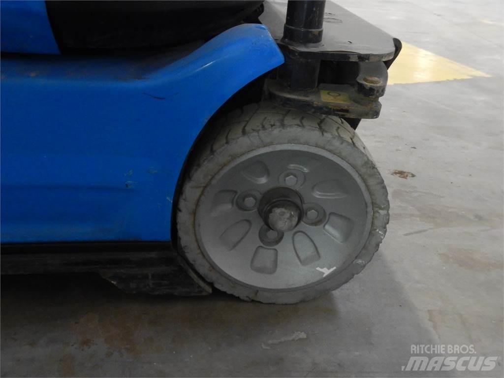 Manitou 100VJR 垂直升降工作台