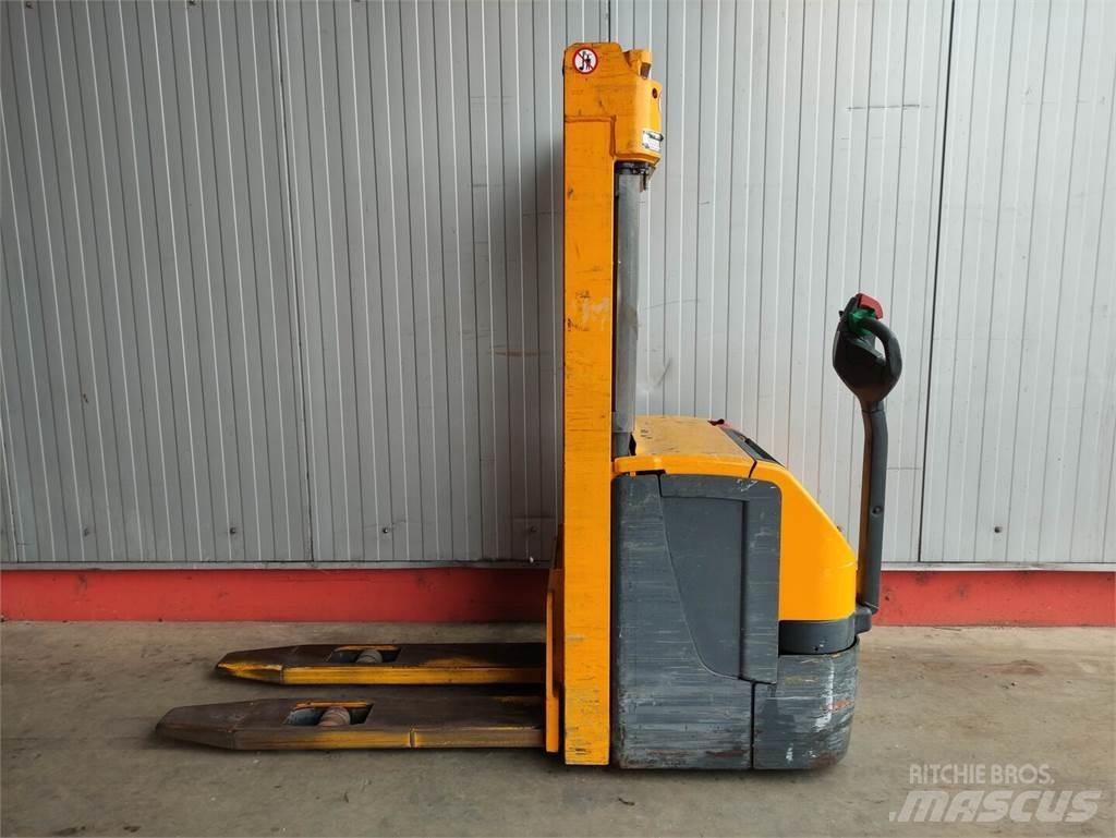 Jungheinrich EJC216 行走控制式堆積機