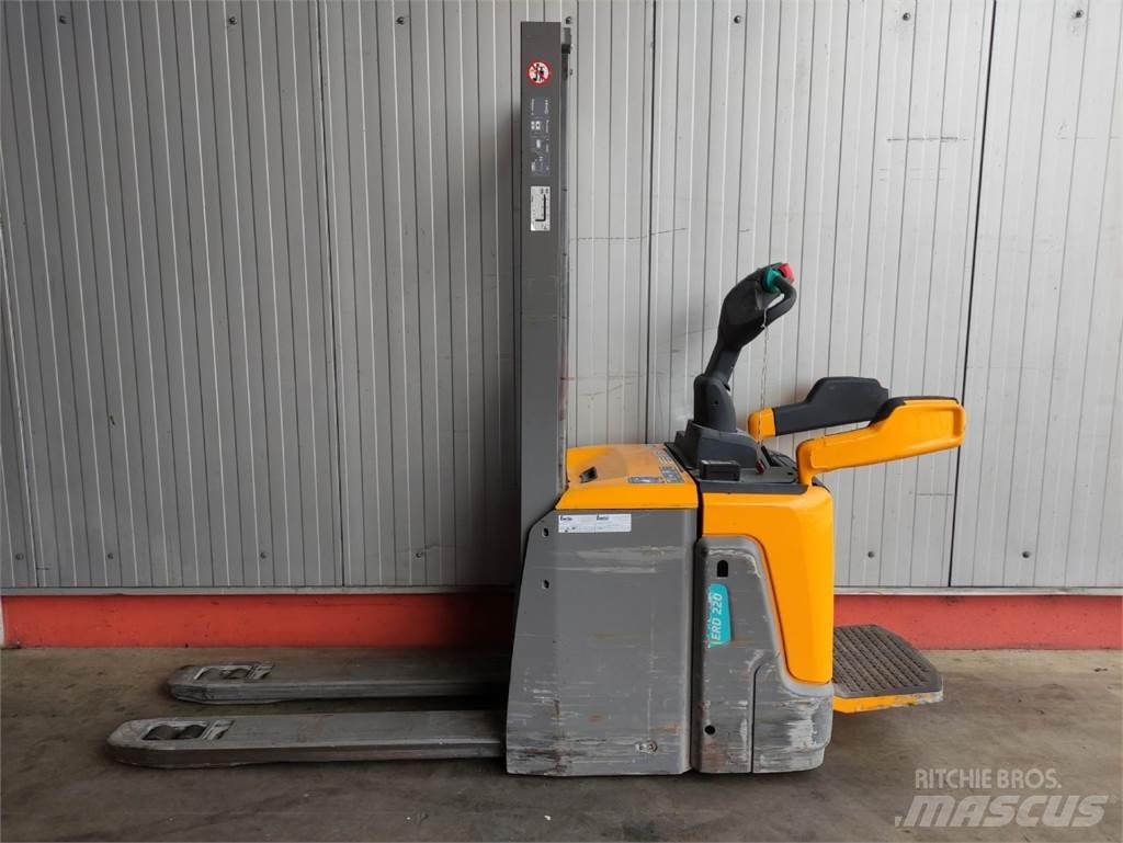 Jungheinrich ERD220 行走控制式堆積機