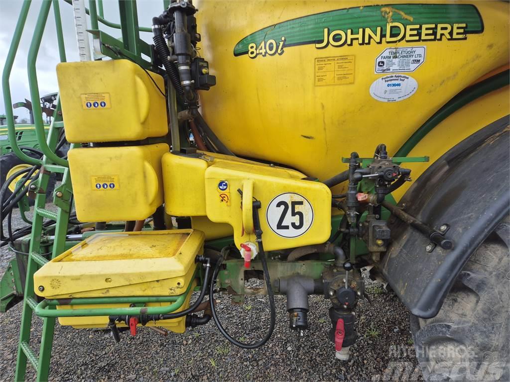 John Deere 840i 牽引式噴霧機
